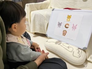 マグネットたべたのだあれをしている子ども