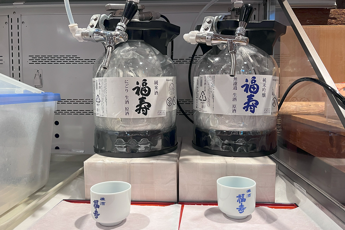 タンクから注ぐ生酒。その場でテイスティングし、気に入って買う方が多い。「ホテルに帰ってから飲む」という外国人観光客も。