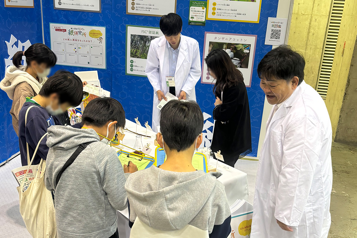 研究メモを書く子どもたち