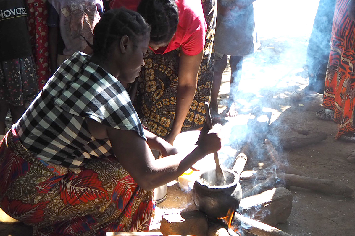 ザンビア現地の様子（調理をする村の女性）