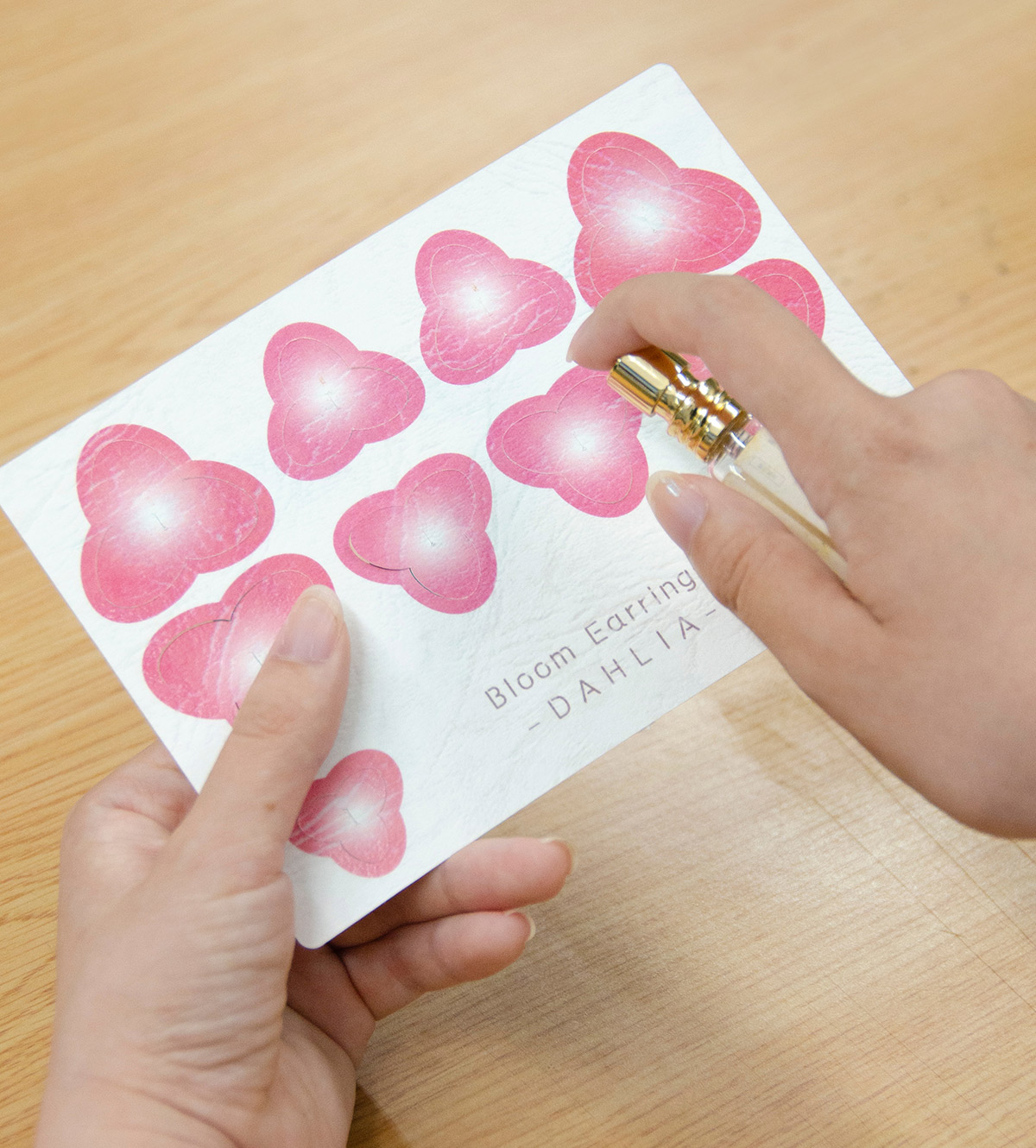 香る華やぎを耳元に「花デザイン」