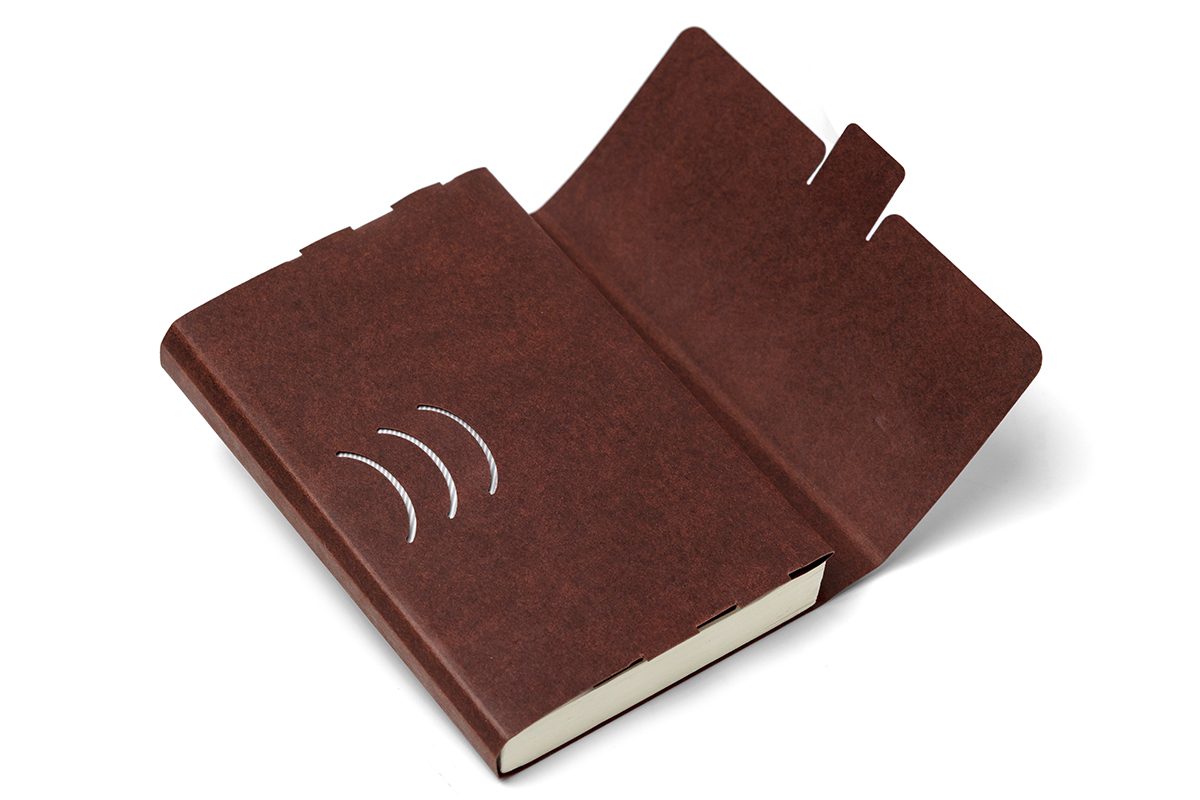 本の周りをカバーでくるんでしまえばいい!
そんな考えから生まれたブックカバーが、「くるりカバー」