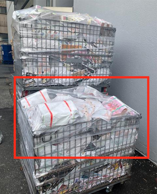 高速オフセットでは、ヤレ紙の飛散を防ぐため、回収かごにカバーをかぶせて、管理をしています。