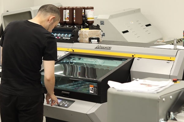 アクリル製品を作っている姿　高速オフセット