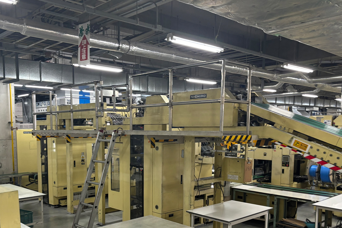 高速オフセットの工場では、LED照明の導入や、昼休み・不在時の消灯を実施しています。